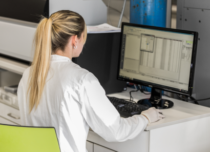 Mitarbeiterin im Labor