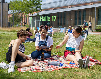 Studierende der TH Wildau auf der Wiese zwischen Haus 16 und Halle 17