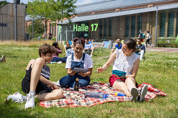 Studierende der TH Wildau auf der Wiese zwischen Haus 16 und Halle 17