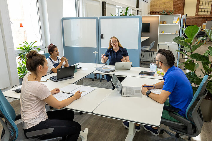 Studierende und eine Professorin im Opp:Lab