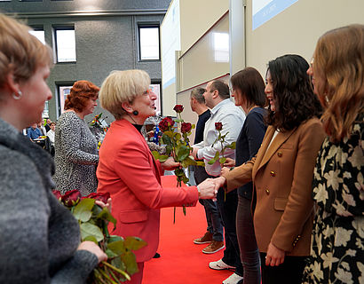 Prof. Ulrike Tippe gratuliert Absolventinnen und Absolventen bei der feierlichen Verabschiedung 2023 des Fachbereichs WIR