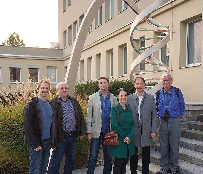 Foto: vor dem Biophysisches Institut  / Bildinhalt: Vor dem Biophysikalischen Institut der Akademie der Wissenschaften von Tschechien in Brno (BIB), v.l.n.r. Dr. Ales Danheland, (BIB) Prof. Petr Skladal (Masaryk Universität, Brno) Prof. Miroslav Fojta (BIB) Dr. Veronika  Ostatna (BIB) Prof. Jiri Barek  (Karls Universität Prag)