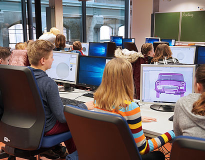 Schüler sitzen am Computer