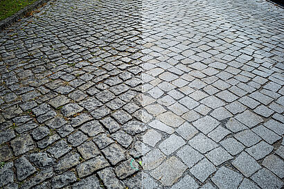 Es wird gezeigt wie das Kopfsteinpflaster vor und nach dem Fräsprozess aussieht. (Fotograf: Simon Fabel)