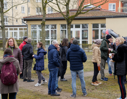 Menschen stehen auf Wiese
