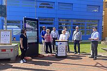 Einweihung der Lichtsignalanlage auf dem Hochschulinformationstag der TH Wildau (Bild: Mareike Rammelt / TH Wildau) Einweihung der Lichtsignalanlage auf dem Hochschulinformationstag der TH Wildau . v.l.n.r: Susanne Trotzki (radioSKW), Prof. Dr. Ulrike Tippe (Präsidentin der TH Wildau), Katharina Marienhagen (Geschäftsführerin GB infraSignal GmbH), (dahinter) Prof. Dr. Rainer Stollhoff (Vizepräsident für Studium und Lehre, TH Wildau), Thomas Lehne (Kanzler der TH Wildau), Christian Haegele (Abteilungsleiter Verkehrsmanagement der Berliner Senatsverwaltung für Mobilität, Verkehr, Klimaschutz und Umwelt), Frank Nerlich (Bürgermeister Hochschulstadt Wildau), Prof. Dr.-Ing. Ralf Kohlen (Professor für Verkehrsmanagement, TH Wildau).