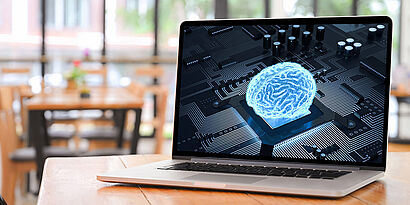 Bild einer KI-Visualisierung auf einem Laptop, der auf dem Tisch steht