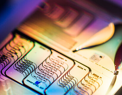 Bild eines photonischen Chips mit Ringresonatoren