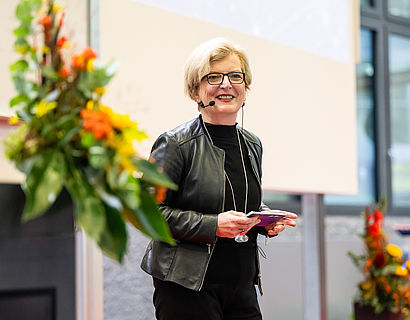 Präsidentin Prof. Ulrike Tippe bei der Absolvent/-innenverabschiedung 2022