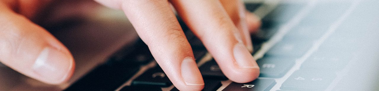 Person schreibt am Laptop