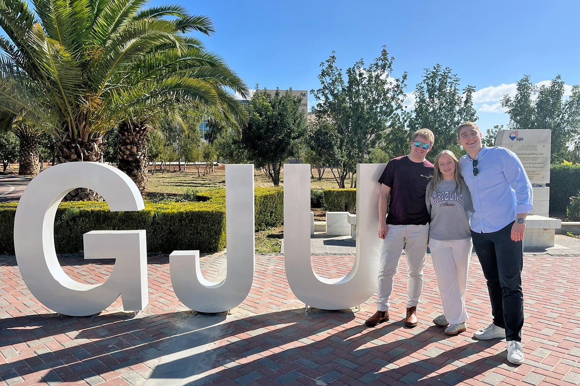 Gruppenbild Drei Gruppenbild mit 3 Studierenden