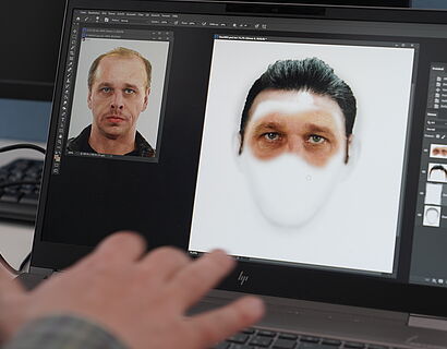 Ein Gesicht wird an einem Laptop nach gebaut 