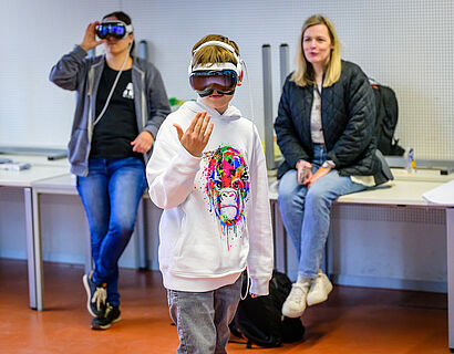 Personen testen eine VR-Brille