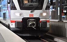 Deutsche Bahn Foto zum Verkehrskolloquium mit IC-Zug im Bild im Bahnhof