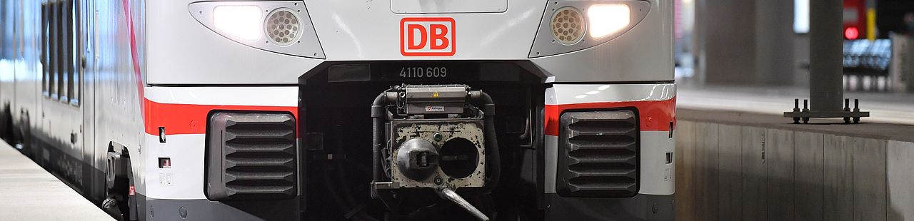 Foto zum Verkehrskolloquium mit IC-Zug im Bild im Bahnhof