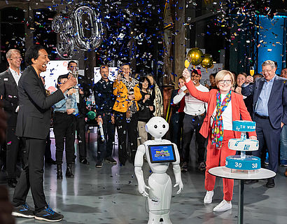 Cherno Jobatey, Roboter Bernd, Prof. Ulrike Tippe und Gäste bei der Jubiläumsfeier zum 30. Geburtstag