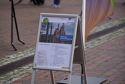 Wegweiser für Wildauer Verwaltungstag auf dem Campus der TH Wildau