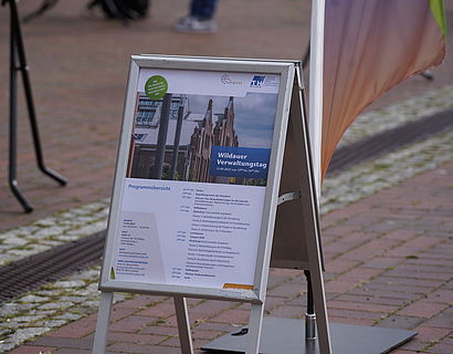 Wegweiser für Wildauer Verwaltungstag auf dem Campus der TH Wildau
