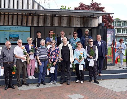 Personen stehen für ein Gruppenfoto vor der ScienceBox auf dem Campus der TH Wildau