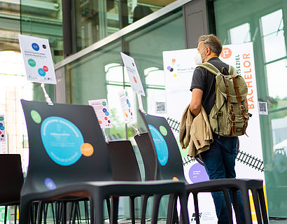 Gast vor Infotafel bei der Ausstellung "Wissen in Bewegung"