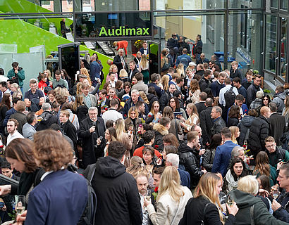 Gefülltes Foyer von Halle 17 bei der feierlichen Verabschiedung der Absolventinnen und Absolventen 2023 des Fachbereichs WIR