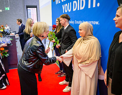 Präsidentin Prof. Ulrike Tippe gratuliert einer Absolventin