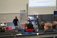 Kinderuni Kinder und Prof. Christian Rudolph im Audimax bei der Kinderuniversität 2022