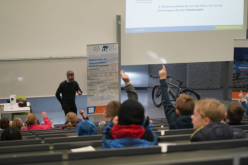 Kinderuni Kinder und Prof. Christian Rudolph im Audimax bei der Kinderuniversität 2022