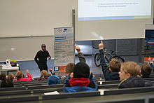 Kinderuni Kinder und Prof. Christian Rudolph im Audimax bei der Kinderuniversität 2022