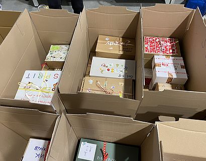 Pakete für die Aktion "Weihnachtsgruß für Kinder in Charkiw"