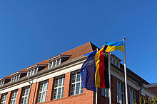 #solidaritywithukraine Europäische, deutsche und ukrainische Flagge vor Haus 13