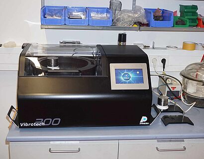 Gerät  zur Herstellung metallographischer Schliffe