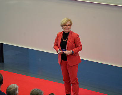 Prof. Ulrike Tippe bei der Verabschiedung der Absolventinnen und Absolventen 2023 des Fachbereichs INW