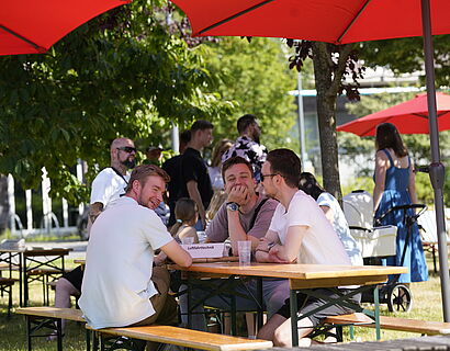 Alumni im Gespräch beim Homecoming Day der TH Wildau