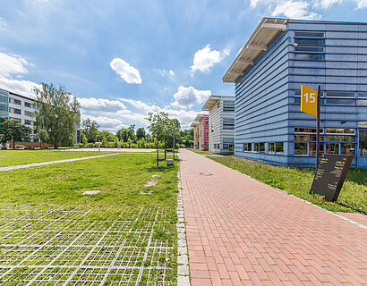 Blick auf die Campuswiese und Haus 15