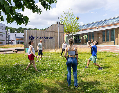 Studierende auf dem Campus der TH Wildau