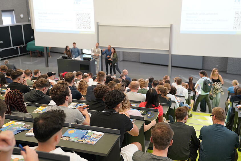 Semester-Eröffnungsveranstaltung Studierende im Audimax der TH Wildau bei der offiziellen Begrüßungsveranstaltung im Wintersemester 2024/2025