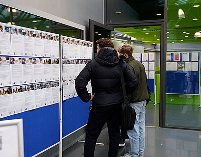 Studierende stehen vor der Jobwall bei der THCONNECT 2025