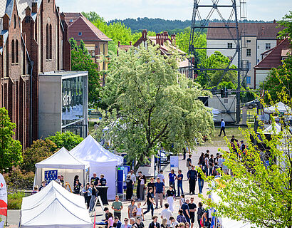Campus der TH Wildau von oben fotografiert mit Besucher*innen und Pagoden beim HIT 2026 der TH Wildau