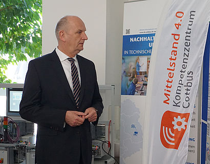 Ministerpräsident Dr. Dietmar Woidke und  Prof. Dr.-Ing. Jörg Reiff-Stephan im Schulungszentrum des Mittelstand 4.0-Kompetenzzentrum Cottbus am Standort Wildau für cyberpysischen Produktionssystemen / digitale Produktion