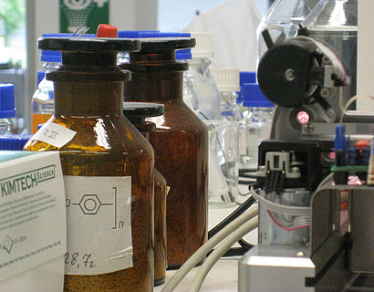 Blick auf Laborregal mit Geräten und Laborflaschen