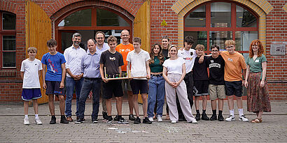 Gruppe von Jugendlichen und Erwachsenen bei einem Gruppenbild vor der Alten Feuerwache in Eichwalde