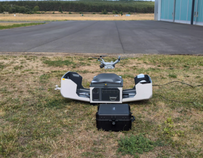 DJI Matrice 4 TD landet auf einer Wiese