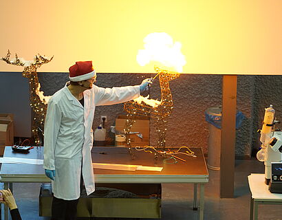 Ein Professor der TH Wildau lässt bei einem Experiment Watte entzünden 