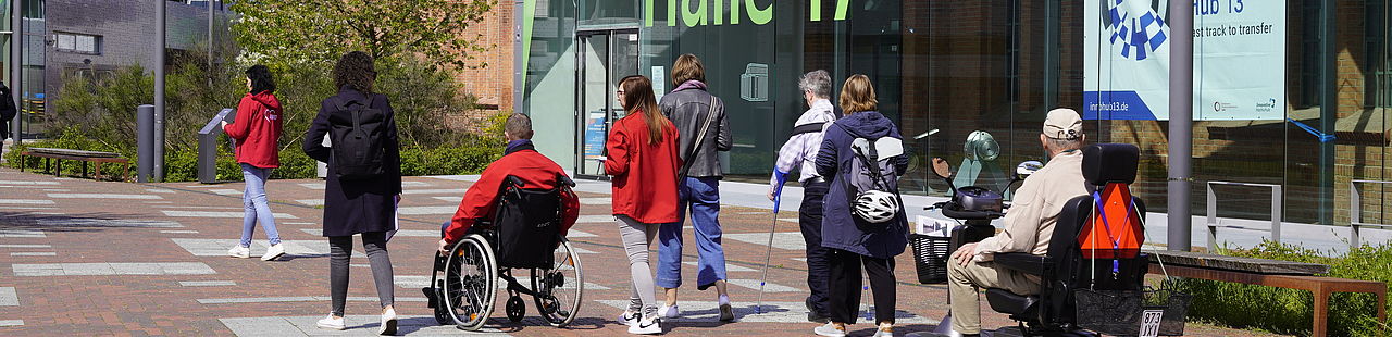 Menschen mit verschiedenen Perspektiven führten am 5. Mai, dem Europäischen Protesttag zur Gleichstellung von Menschen mit Behinderung, einen Barrierencheck in Wildau durch.
