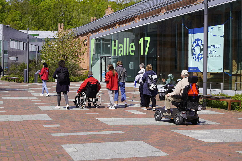 2023 05 08 TH News Barrierencheck Nachbericht Menschen mit verschiedenen Perspektiven führten am 5. Mai, dem Europäischen Protesttag zur Gleichstellung von Menschen mit Behinderung, einen Barrierencheck in Wildau durch.