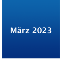 Icon mit weißer Schrift "März 2023" auf blauem Grund