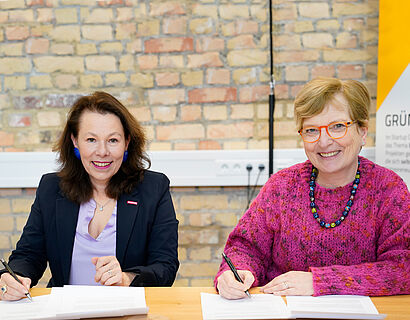 Dr. Christiane Herberg von der Handwerkskammer Potsdam und TH-Wildau-Präsidentin Prof. Ulrike Tippe bei der Unterzeichnung der Kooperationsvereinbarung