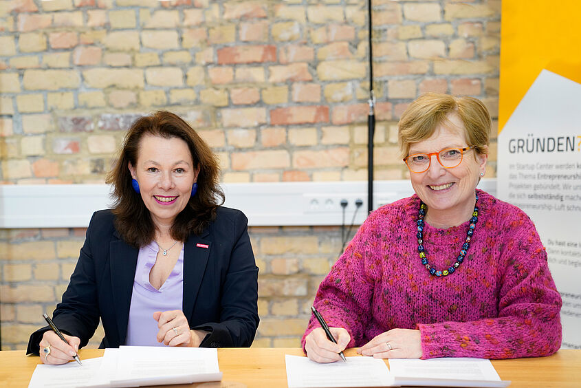 Kooperation Dr. Christiane Herberg von der Handwerkskammer Potsdam und TH-Wildau-Präsidentin Prof. Ulrike Tippe bei der Unterzeichnung der Kooperationsvereinbarung