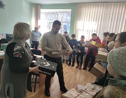 Paket-Übergabe in Charkiw im Rahmen der Weihnachtsaktion